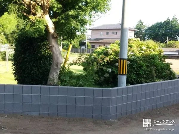 お庭と道路の敷地境界を明確にする化粧ブロックを積んだ工事