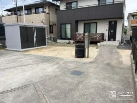 植栽を撤去してすっきりとした印象のお庭への物置設置工事