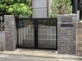 天然石の石目を再現したタイルを貼り高級感のある門柱設置工事