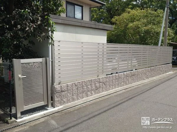 程よく目隠しをしてくれる圧迫感のないフェンスと門扉の設置工事