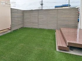 アンティークグレイの柔らかな色合いがおしゃれな目隠しフェンス[施工後]