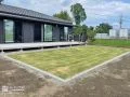四季の移り変わりが楽しめる天然芝