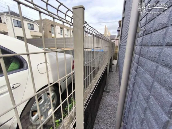 お庭のイメージを損ねることなくすっきりと収まるフェンス設置工事