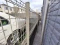 お庭のイメージを損ねることなくすっきりと収まるフェンス設置工事