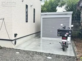 中で作業もできる快適なバイクガレージの設置工事