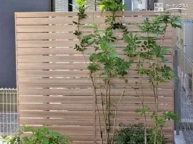 天然木のような質感を再現した目隠しフェンス[施工後]