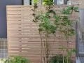 天然木のような質感を再現した目隠しフェンス
