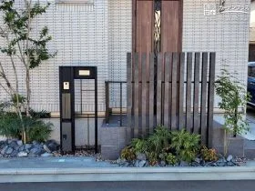 玄関に華やかさを加えながら目隠し効果もある角柱のリフォーム工事