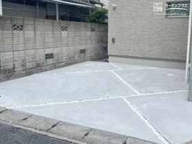 白砂利を使用した爽やかな印象の駐車スペース[施工後]
