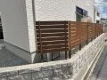 施工性の高い木目調フェンス
