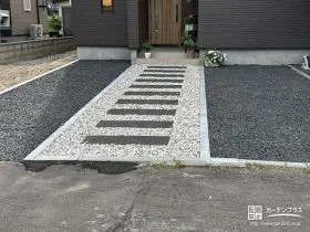 平板がアクセントでモダンな印象に仕上がった玄関前砂利敷設工事