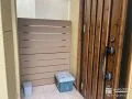 隣地境界にフェンスを施工し玄関への出入りを快適に
