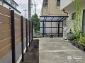 木目調のフェンスや緑がナチュラルな印象の外構リフォーム工事