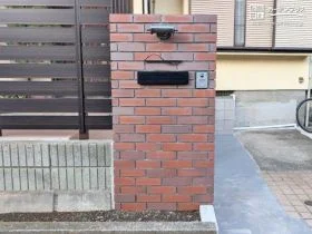 温かみのあるレンガで仕上げた門柱[施工後]