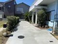 生い茂っていた植栽を伐採し駐車スペースにしたコンクリート工事