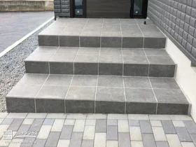 高級感を演出する天然石調のタイル[施工後]