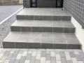 高級感を演出する天然石調のタイル