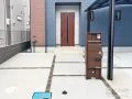 落ち着いたブラウンが統一感を演出する門まわり