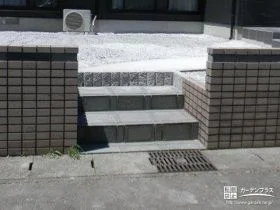 ホワイトカラーが白砂利と合う階段[施工後]