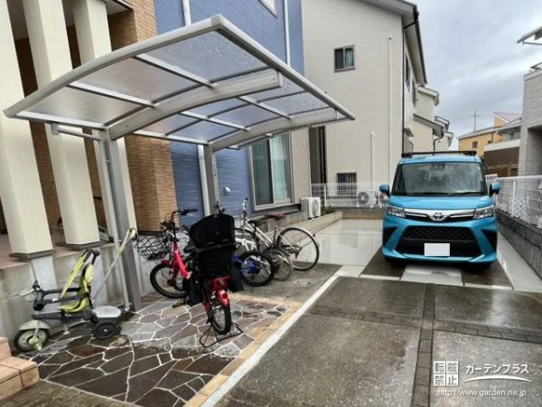 乱形石貼りで玄関周りに彩りと高級感を与えた駐輪スぺース工事
