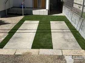 人工芝を敷設し緑を加えた駐車スペース[施工後]
