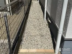 建物周りは雑草対策駐車スペースには緑が映えるリフォーム工事
