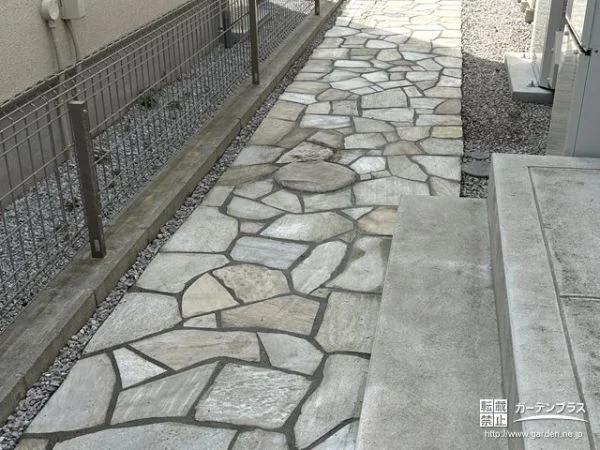 乱形石を貼り自然の温かみを感じるローメンテナンスな犬走り工事