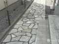 乱形石を貼り自然の温かみを感じるローメンテナンスな犬走り工事