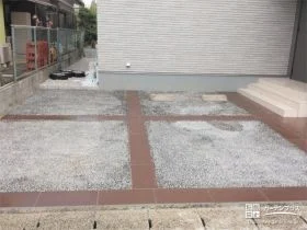 タイルの目地で温かみのある印象に仕上がった駐車スペース工事