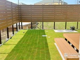 鮮やかな緑が広がるウッドデッキ付きのお庭[施工後]