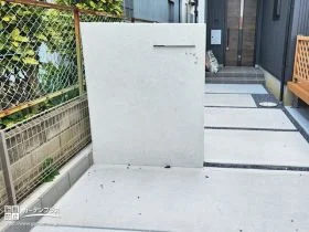 シンプルながらナチュラルな雰囲気を演出する塗装門柱[施工後]