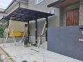 モダンなオールブラックのカーポート