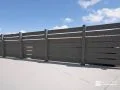 統一感のある木目調のデッキフェンス