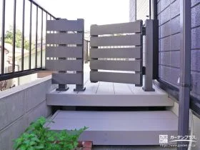 主庭をクローズ化する門扉