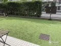 人工芝の鮮やかな緑がマンションの外観を明るく華やかに彩る工事