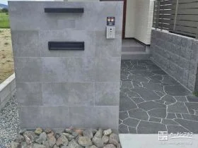 上質でモダンなタイル門柱[施工後]