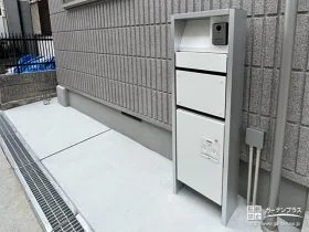 スタイリッシュな機能門柱と清潔な駐輪スペース[施工後]