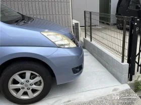 敷地境界が明確になり足元も平らで快適な駐車スペース工事