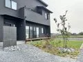 四季折々の植栽を楽しみながら行き来できるアプローチ