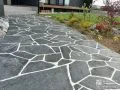 目地の白とのコントラストが美しいブラックの乱形石