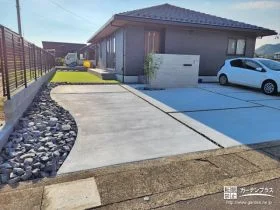 ロックガーデンがスタイリッシュなワンポイントとなる駐車スペース[施工後]