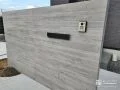 平屋のお住まいを引き立てる大きな造作門柱