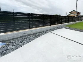 内側のプライベート空間を守るシックな目隠しフェンス[施工後]