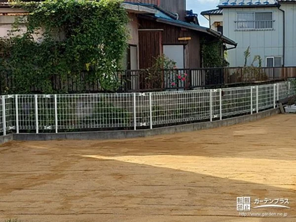 山砂と真砂土の長所を併せ持つブレンド砂を敷設し快適なお庭工事