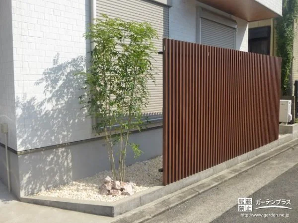 ナチュラルな目隠しが可能な植栽と目隠しフェンスの設置リフォーム工事