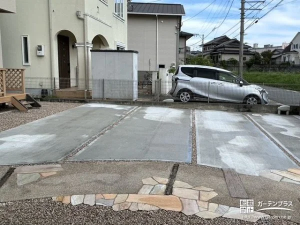 アプローチに合わせてカーブを描くデザインの駐車スペース工事