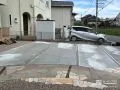アプローチに合わせてカーブを描くデザインの駐車スペース工事
