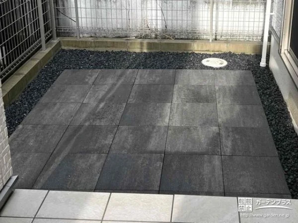 ブラックカラーのタイルと砂利で和モダンな仕上がりのお庭工事