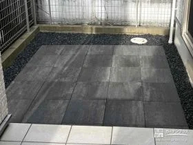 ブラックカラーのタイルと砂利で和モダンな仕上がりのお庭工事