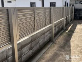 圧迫感なく視線をカットする目隠しフェンス[施工後]